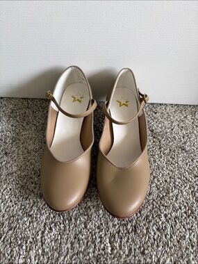 Nude Leo’s character shoes